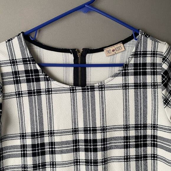 Free Kisses sz S black‎ white plaid blouse - Picture 2 of 10